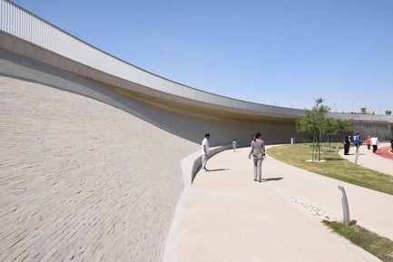 Dossier de presse | 2404-02 - Communiqué de presse | Oxygen Park, Education City, Doha - Qatar Foundation, AECOM - Architecture institutionnelle - Covered Walkway -&nbsp;Transition Section - Crédit photo :  MAN