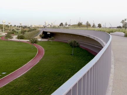 Dossier de presse | 2404-02 - Communiqué de presse | Oxygen Park, Education City, Doha - Qatar Foundation, AECOM - Architecture institutionnelle -  Covered Walkway - Upper Park Level  - Crédit photo : Markus Elblaus
