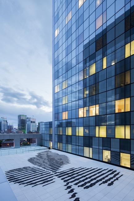 Press kit | 1387-03 - Press release | The New CHUM, Largest Healthcare Construction Project in North America, Opens its Doors - CannonDesign + NEUF architect(e)s - Institutional Architecture -  Roof terrace 10th floor  - Photo credit: Adrien Williams
