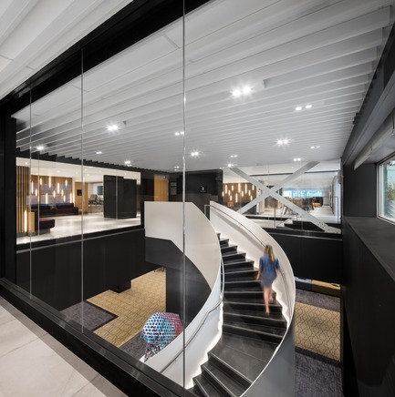 Dossier de presse | 1303-04 - Communiqué de presse | La transformation de l’hôtel Fairmont Le Reine Elizabeth, vue par ses concepteurs - Sid Lee Architecture - Design d’intérieur commercial -   ESCALIER SCULPTURAL VERS LE COLAB - 3E ÉTAGE   - Crédit photo : STÉPHANE BRUGGER