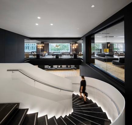 Dossier de presse | 1303-04 - Communiqué de presse | La transformation de l’hôtel Fairmont Le Reine Elizabeth, vue par ses concepteurs - Sid Lee Architecture - Design d’intérieur commercial -  ESCALIER SCULPTURAL VERS L'ÉTAGE DE CONGRÈS - 2E ÉTAGE  - Crédit photo : STÉHANE BRUGGER