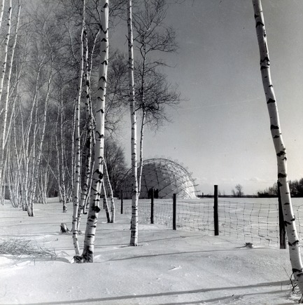 Press kit | 748-32 - Press release | Montréal’s Geodesic Dreams: Exhibition at UQAM Centre de Design - Centre de design de l'UQAM - Event + Exhibition - Jeffrey Lindsay&nbsp;« Weatherbreak », 1950 - Photo credit:  Copyright : Fonds Jeffrey Lindsay, Archives d’architecture canadienne, Université de Calgary. 