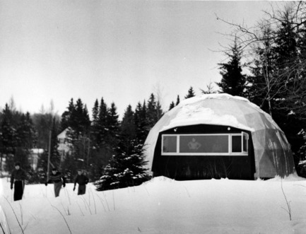 Press kit | 748-32 - Press release | Montréal’s Geodesic Dreams: Exhibition at UQAM Centre de Design - Centre de design de l'UQAM - Event + Exhibition - Jeffrey Lindsay, Skigloo, 1952 - Photo credit:  Copyright : Fonds Jeffrey Lindsay, Archives d’architecture canadienne, Université de Calgary. 