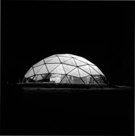 Press kit | 748-32 - Press release | Montréal’s Geodesic Dreams: Exhibition at UQAM Centre de Design - Centre de design de l'UQAM - Event + Exhibition - Jeffrey Lindsay, Hackney, 1953 - Photo credit:  Copyright : Fonds Jeffrey Lindsay, Archives d’architecture canadienne, Université de Calgary. 