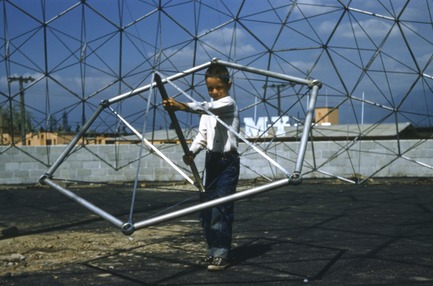 Press kit | 748-32 - Press release | Montréal’s Geodesic Dreams: Exhibition at UQAM Centre de Design - Centre de design de l'UQAM - Event + Exhibition - 1955 - Photo credit:  Copyright : FFonds Jeffrey Lindsay, Archives d’architecture canadienne, Université de Calgary. 
