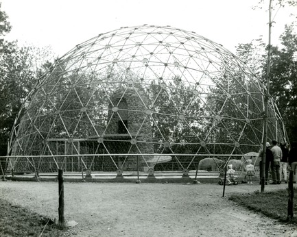 Press kit | 748-32 - Press release | Montréal’s Geodesic Dreams: Exhibition at UQAM Centre de Design - Centre de design de l'UQAM - Event + Exhibition - Polar bear enclosure at the Granby Zoo (by Paul O. Trépanier and Victor Prus; 1962-63) - Photo credit:  Copyright : Fonds Jeffrey Lindsay, Archives d’architecture canadienne, Université de Calgary. 