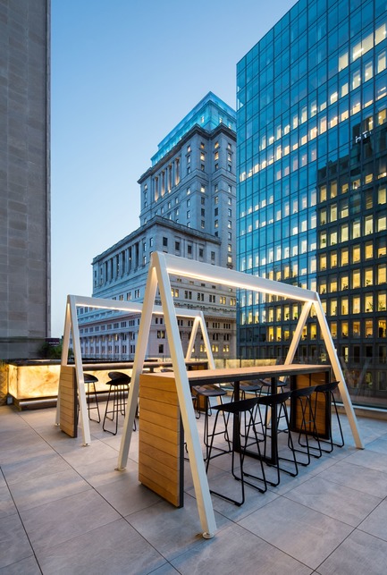 Dossier de presse | 1303-04 - Communiqué de presse | La transformation de l’hôtel Fairmont Le Reine Elizabeth, vue par ses concepteurs - Sid Lee Architecture - Design d’intérieur commercial - TERRASSE EXTÉRIEURE - 3E ÉTAGE&nbsp; - Crédit photo : STÉPHANE BRUGGER