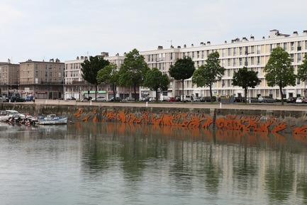 Press kit | 985-07 - Press release | Installation "Jardins fantômes" - Baptiste Debombourg - Art -  "Jardins&nbsp;fantômes", permanent installation, Bassin du Roy - le Havre - France. Lace cutting of 15mm Corten steel plates, pincers and special chemical sealing, special stainless steel connecting elements. Dimensions: 185m long x 3 m high; Completion time: 30 months. Artist: Baptiste Debombourg, Curator Jean Blaise, technical director Jess Pérez, engineer Julien Bonthoux, Artévia &amp; Vinci group.<br>  - Photo credit:  Courtesy Studio Baptiste Debombourg &amp; Galerie Patricia Dorfmann - Paris 