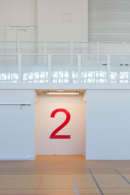Dossier de presse | 921-10 - Communiqué de presse | Halle des sports du collège Jean-Louis Trintignant à Uzès - France - NBJ architectes - Architecture institutionnelle - Vue sur les gradins - Crédit photo : ©photoarchitecture.com