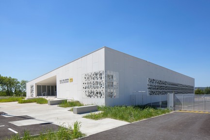 Dossier de presse | 921-10 - Communiqué de presse | Halle des sports du collège Jean-Louis Trintignant à Uzès - France - NBJ architectes - Architecture institutionnelle - Vue sur la façade principale&nbsp; - Crédit photo : ©photoarchitecture.com