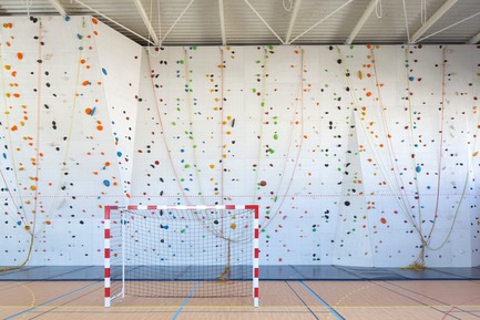 Dossier de presse | 921-10 - Communiqué de presse | Halle des sports du collège Jean-Louis Trintignant à Uzès - France - NBJ architectes - Architecture institutionnelle - Vue sur le mur d'escalade - Crédit photo : ©photoarchitecture.com