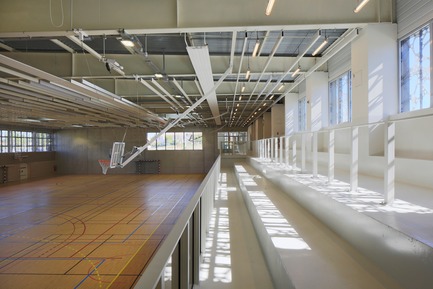 Dossier de presse | 921-10 - Communiqué de presse | Halle des sports du collège Jean-Louis Trintignant à Uzès - France - NBJ architectes - Architecture institutionnelle - Vue sur le terrain de sport&nbsp; - Crédit photo : ©photoarchitecture.com
