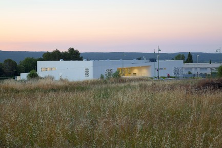 Dossier de presse | 921-10 - Communiqué de presse | Halle des sports du collège Jean-Louis Trintignant à Uzès - France - NBJ architectes - Architecture institutionnelle - Vue éloignée sur la halle de sports&nbsp; - Crédit photo : ©photoarchitecture.com