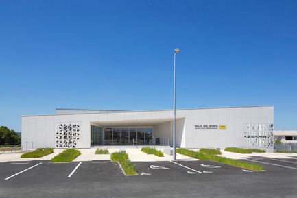 Dossier de presse | 921-10 - Communiqué de presse | Halle des sports du collège Jean-Louis Trintignant à Uzès - France - NBJ architectes - Architecture institutionnelle - Vue parallèle la façade principale&nbsp; - Crédit photo : ©photoarchitecture.com&nbsp;