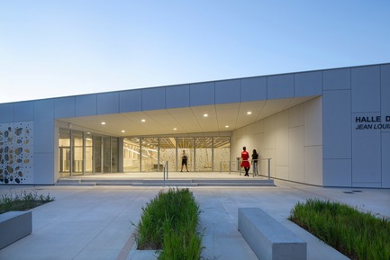 Dossier de presse | 921-10 - Communiqué de presse | Halle des sports du collège Jean-Louis Trintignant à Uzès - France - NBJ architectes - Architecture institutionnelle -  Vue sur l'entrée du halle de sport - Crédit photo : ©photoarchitecture.com