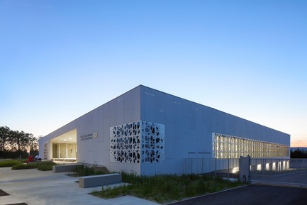 Dossier de presse | 921-10 - Communiqué de presse | Halle des sports du collège Jean-Louis Trintignant à Uzès - France - NBJ architectes - Architecture institutionnelle - Vue sur la halle des sports de nuit - Crédit photo : ©photoarchitecture.com