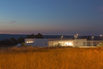 Dossier de presse | 921-10 - Communiqué de presse | Halle des sports du collège Jean-Louis Trintignant à Uzès - France - NBJ architectes - Architecture institutionnelle - Vue éloignée sur la halle de sports&nbsp; - Crédit photo : ©photoarchitecture.com