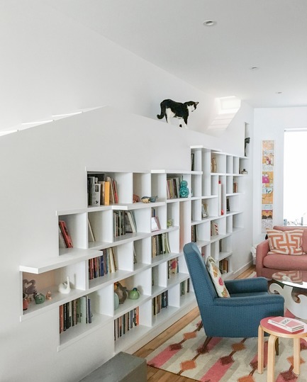 Dossier de presse | 2875-01 - Communiqué de presse | House for Booklovers and Cats - Barker Architecture Office - Design d’intérieur résidentiel - Crédit photo : Francis Dzikowski/OTTO