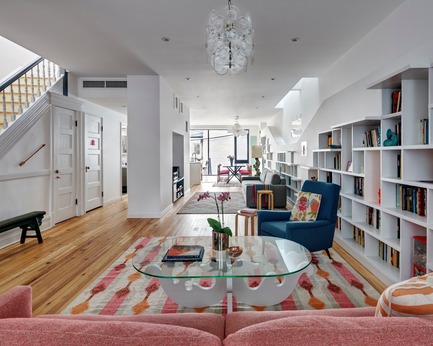 Dossier de presse | 2875-01 - Communiqué de presse | House for Booklovers and Cats - Barker Architecture Office - Design d’intérieur résidentiel - Crédit photo : Francis Dzikowski/OTTO