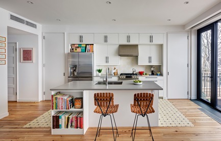 Dossier de presse | 2875-01 - Communiqué de presse | House for Booklovers and Cats - Barker Architecture Office - Design d’intérieur résidentiel - Crédit photo : Francis Dzikowski/OTTO