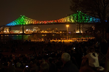 Dossier de presse | 1089-02 - Communiqué de presse | Illumination du pont Jacques-Cartier | Le pont le plus connecté au monde - Moment Factory - Design multimédia - Illumination interactive du pont Jacques-Cartier_Spectacle d’inauguration 17 mai 2017 - Crédit photo : Martine Doyon