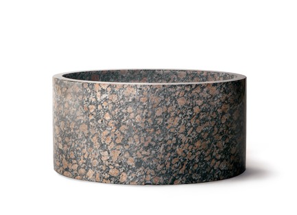 Dossier de presse | 990-05 - Communiqué de presse | Out with Marble: KAYIWA Proves That Granite Has Always Been "In" - KAYIWA - Produit - EDOUARD Flower Pot - Viitasaari Red - Crédit photo : KAYIWA&nbsp;