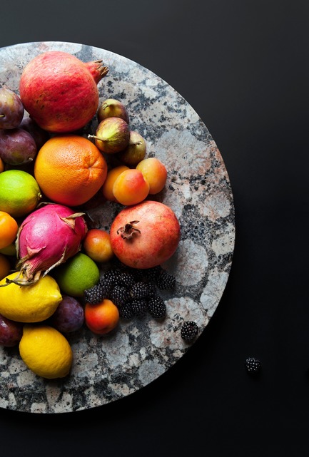 Dossier de presse | 990-05 - Communiqué de presse | Out with Marble: KAYIWA Proves That Granite Has Always Been "In" - KAYIWA - Produit - HAMARA Platter - Orbicular Proto - Crédit photo : KAYIWA&nbsp;