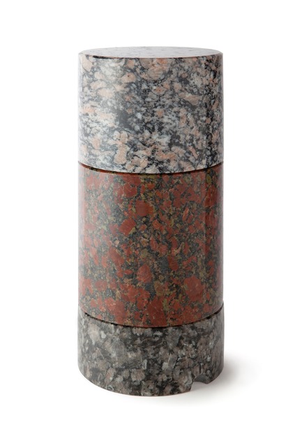Dossier de presse | 990-05 - Communiqué de presse | Out with Marble: KAYIWA Proves That Granite Has Always Been "In" - KAYIWA - Produit - SM Mortar and Pestle - Maaninka Pink, Moss Granite, Arctic Pearl, Arctic Red and Forest Pearl&nbsp; - Crédit photo : KAYIWA&nbsp;