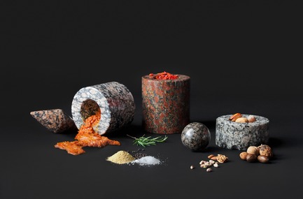 Dossier de presse | 990-05 - Communiqué de presse | Out with Marble: KAYIWA Proves That Granite Has Always Been "In" - KAYIWA - Produit - SM Mortar and Pestle - Maaninka Pink, Moss Granite, Arctic Pearl, Arctic Red and Forest Pearl&nbsp; - Crédit photo : KAYIWA&nbsp;