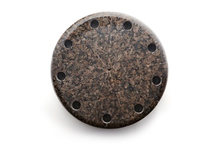 Dossier de presse | 990-05 - Communiqué de presse | Out with Marble: KAYIWA Proves That Granite Has Always Been "In" - KAYIWA - Produit -  BARBARA II Candleholder - Fox Brown&nbsp;  - Crédit photo : KAYIWA&nbsp;