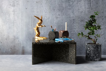Dossier de presse | 990-05 - Communiqué de presse | Out with Marble: KAYIWA Proves That Granite Has Always Been "In" - KAYIWA - Produit - NZELA Coffee Table - Baltic Green &amp; OSMO Flower Pot - Viitasaari Dark - Crédit photo : KAYIWA&nbsp;