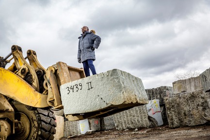 Dossier de presse | 990-05 - Communiqué de presse | Out with Marble: KAYIWA Proves That Granite Has Always Been "In" - KAYIWA - Produit -  Designer/Artist Lincoln Kayiwa portrait&nbsp;  - Crédit photo : Robert Seger