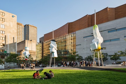 Press kit | 583-18 - Press release | KM3:A New Public Art Event in the Quartier des Spectacles - Quartier des spectacles Partnership - Event + Exhibition -  Gilles Mihalcean - Paquets de lumière  - Photo credit: Ulysse Lemerise_OSA Images
