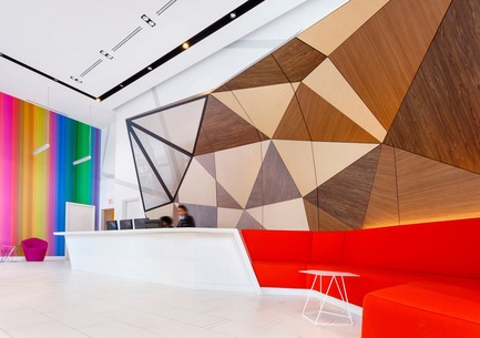 Dossier de presse | 2066-07 - Communiqué de presse | II BY IV DESIGN Creates Place with Art, Rather than Simply a Place for Art - II BY IV DESIGN - Art - Minto 30Roe Articulated Lobby Screen - Crédit photo : Greg Pacek