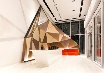 Dossier de presse | 2066-07 - Communiqué de presse | II BY IV DESIGN Creates Place with Art, Rather than Simply a Place for Art - II BY IV DESIGN - Art - Minto 30Roe Articulated Lobby Screen - Crédit photo : Greg Pacek