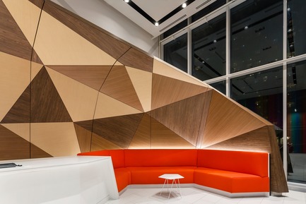 Dossier de presse | 2066-07 - Communiqué de presse | II BY IV DESIGN Creates Place with Art, Rather than Simply a Place for Art - II BY IV DESIGN - Art - Minto 30Roe Articulated Lobby Screen - Crédit photo : Greg Pacek