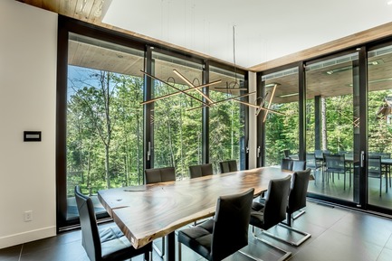 Dossier de presse | 1776-04 - Communiqué de presse | Projet Eastman - Fabelta, Systèmes de fenestration - Architecture résidentielle - Crédit photo : Dominic Boudreau