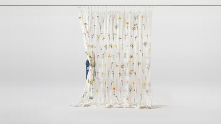 Dossier de presse | 2757-02 - Communiqué de presse | UMÉ Studio Launches Debut Collection of Objects for Everyday Living - UMÉ Studio - Produit - Draped Flower Curtain - Crédit photo : UMÉ Studio
