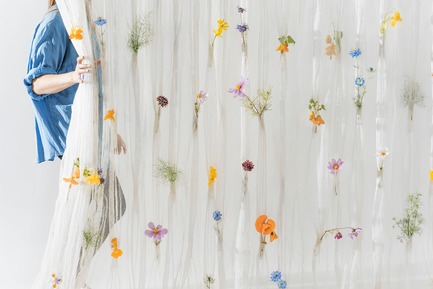 Dossier de presse | 2757-02 - Communiqué de presse | UMÉ Studio Launches Debut Collection of Objects for Everyday Living - UMÉ Studio - Produit - Draped Flower Curtain - Crédit photo : UMÉ Studio