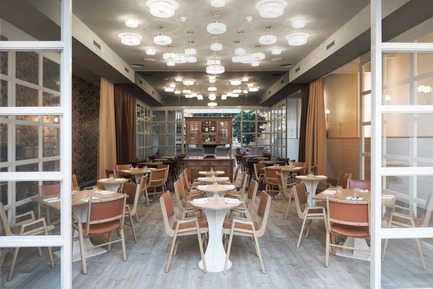 Dossier de presse | 788-05 - Communiqué de presse | Restaurant Perles et Paddock - FX Studio par Clairoux - Design d’intérieur commercial - design d'intérieur salle à manger du restaurant, murs en miroir, buffet antique, suspensions en cristal récupérées, modification de vielles chaises d'un couvent, insonorisation ajoutée avec rideaux de velours, papier peint fleuris sur le côtés - Crédit photo : atelier welldone