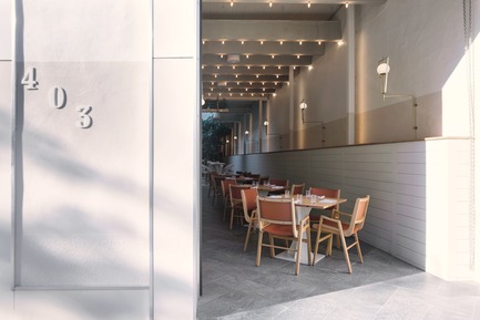 Dossier de presse | 788-05 - Communiqué de presse | Restaurant Perles et Paddock - FX Studio par Clairoux - Design d’intérieur commercial - aménagement d'intérieur restaurant terrasse, puit de lumière, relation continue entre l'extérieur et l'intérieur - Crédit photo : atelier welldone