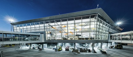 Dossier de presse | 865-22 - Communiqué de presse | Redécouvrez Lemay : 60 ans de conception visionnaire - Lemay - Évènement + Exposition - Agrandissement de la Jetée internationale de l’aéroport international Pierre-Elliott-Trudeau de Montréal - Lemay réalisé en consortium avec Jodoin, Lamarre, Pratte, Architectes - Québec, Canada, 2016 - Crédit photo : Marc Cramer&nbsp;