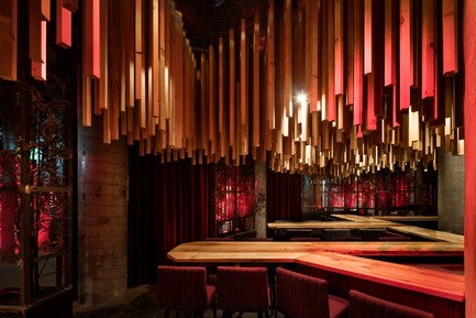 Dossier de presse | 760-15 - Communiqué de presse | Nuits exubérantes au pays du matin calme - Jean de Lessard, Designers Créatifs - Design d’intérieur commercial - Crédit photo : Adrien William