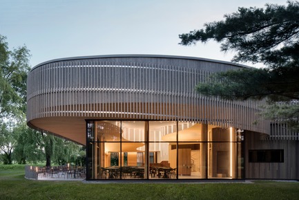 Dossier de presse | 1117-03 - Communiqué de presse | Le centre de découverte du parc national des Îles-de-Boucherville récompensé par plusieurs prix d'architecture - Smith Vigeant architectes - Architecture institutionnelle - Le coeur de l'arbre - Crédit photo : Adrien Williams