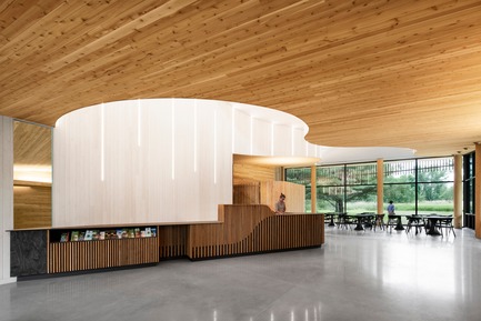 Dossier de presse | 1117-03 - Communiqué de presse | Le centre de découverte du parc national des Îles-de-Boucherville récompensé par plusieurs prix d'architecture - Smith Vigeant architectes - Architecture institutionnelle - Espace d'accueil et lumière naturelle - Crédit photo : Adrien Williams