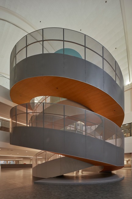 Dossier de presse | 2757-03 - Communiqué de presse | HGA San Francisco Unveils RealPage Headquarters - HGASan Francisco - Architecture commerciale - The RealPage headquarters main lobby features a double helix staircase - a unifying element that visually and physically connects the building's four floors.&nbsp; - Crédit photo : Benny Chan Photography