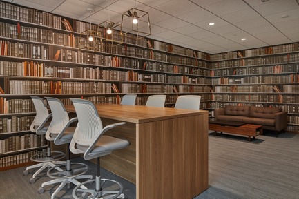 Dossier de presse | 2757-03 - Communiqué de presse | HGA San Francisco Unveils RealPage Headquarters - HGASan Francisco - Architecture commerciale - Huddle rooms within each neighborhood allow for privacy and concentration.&nbsp; - Crédit photo : Benny Chan Photography