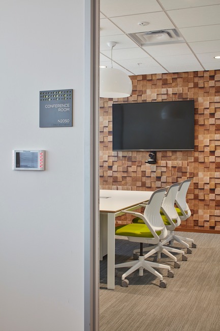 Dossier de presse | 2757-03 - Communiqué de presse | HGA San Francisco Unveils RealPage Headquarters - HGASan Francisco - Architecture commerciale - Private conference rooms offer amenities for video conferencing.&nbsp; - Crédit photo : Benny Chan Photography