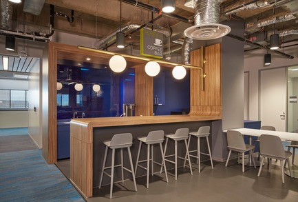 Dossier de presse | 2757-03 - Communiqué de presse | HGA San Francisco Unveils RealPage Headquarters - HGASan Francisco - Architecture commerciale - Each neighborhood offers a coffee bar where employees can relax and unwind during the work day.&nbsp; - Crédit photo : Benny Chan Photography