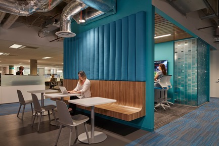 Dossier de presse | 2757-03 - Communiqué de presse | HGA San Francisco Unveils RealPage Headquarters - HGASan Francisco - Architecture commerciale - Lead architect Melissa Pesci of HGA San Francisco humanized the building's large floor plates by creating distinct neighborhoods, color-coded to identify different departments and functions.&nbsp; - Crédit photo : Benny Chan Photography